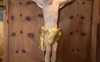 Das Bild zeigt ein Jesuskreuz an einer Arvenwand.